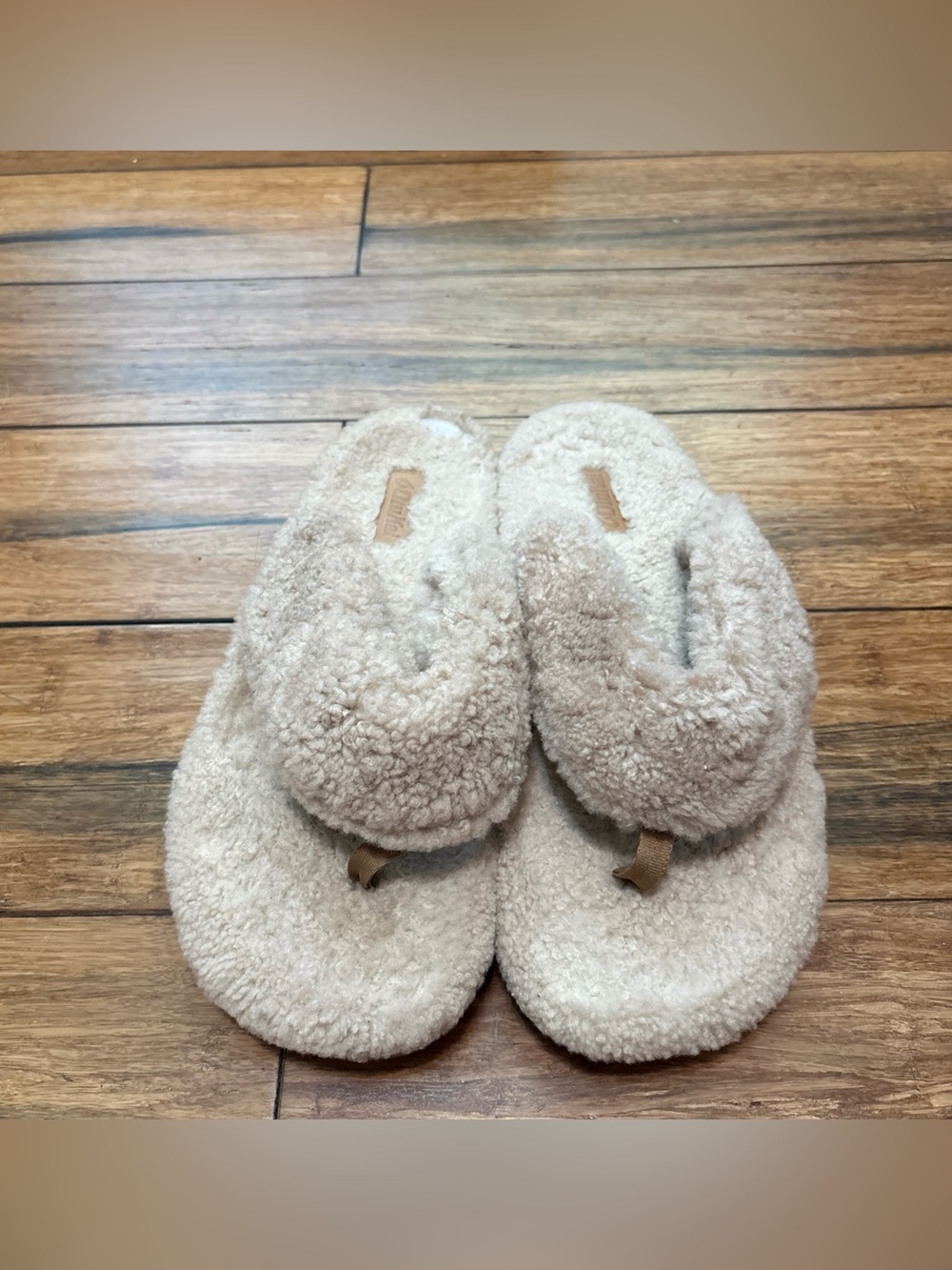 OluKai Kipe'a Heu Shoes Womens Size 9 Beige Fuzzy Wool Shearling Thong Slippers